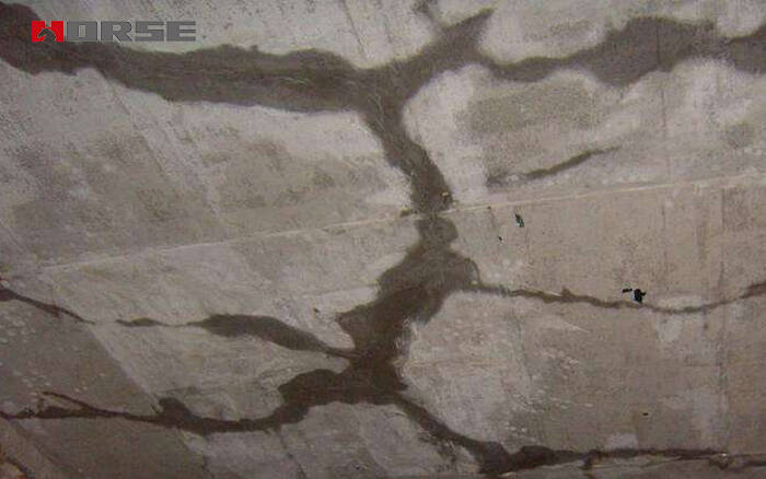 Treatment and reinforcement of leakage of cracks